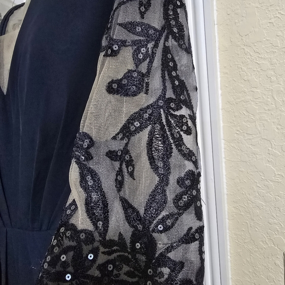 Trumpet/Mermaid V Neck - Picture 9 of 15